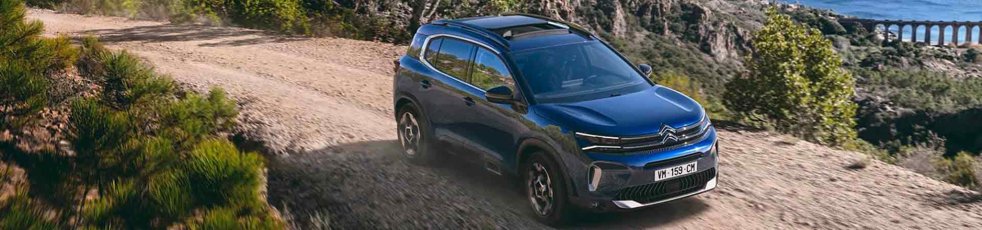 suv C5 aicross sur chemin de terre au bord de la mere