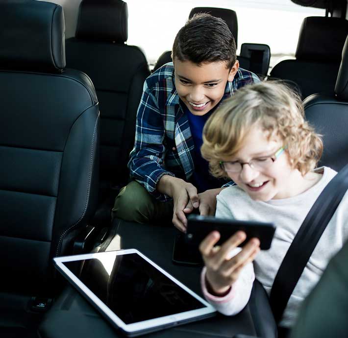 enfants qui sourient dans monospace